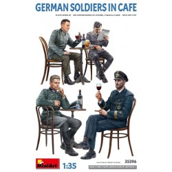 German Soldiers in cafe 1/35